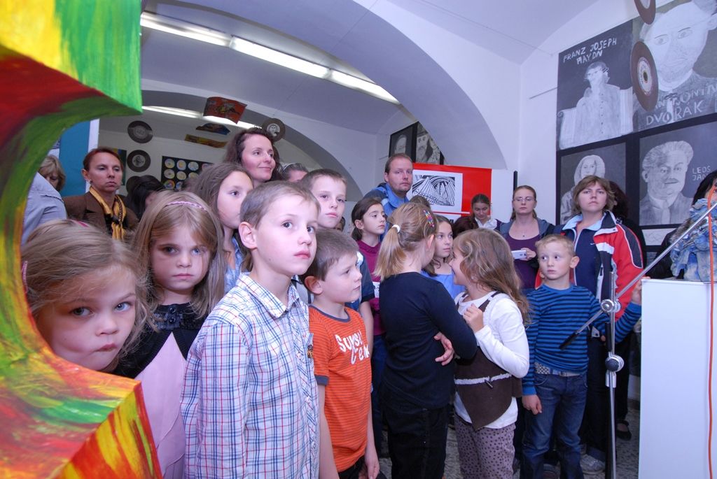 Výtvarné práce žáků mateřských, základních a základních uměleckých škol na téma Malování o hudbě vystavuje galerie Paletka, 1. československá galerie dětského výtvarného projevu. Soutěže vyhlášené pod záštitou primátora Martina Baxy a jeho náměstkyně Evy Herinkové k Roku české hudby 2014 v Plzni se zúčastnili děti 16 plzeňských škol. Ve čtvrtek 11. září 2014 se v Paletce uskutečnila slavnostní vernisáž výstavy spojená s udělováním cen. „Těší mne, že právě hudba inspirovala k malování tolik dětí. Všem přeji hodně úspěchů v další tvorbě,“ uvedla před samotným vyhodnocením soutěže náměstkyně Eva Herinková.