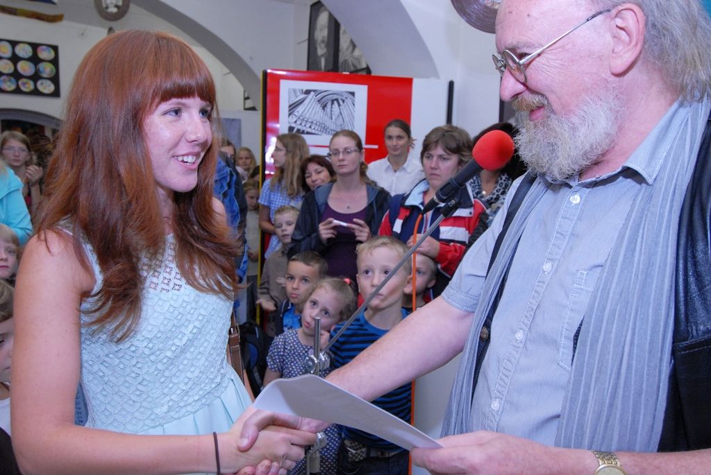 Výtvarné práce žáků mateřských, základních a základních uměleckých škol na téma Malování o hudbě vystavuje galerie Paletka, 1. československá galerie dětského výtvarného projevu. Soutěže vyhlášené pod záštitou primátora Martina Baxy a jeho náměstkyně Evy Herinkové k Roku české hudby 2014 v Plzni se zúčastnili děti 16 plzeňských škol. Ve čtvrtek 11. září 2014 se v Paletce uskutečnila slavnostní vernisáž výstavy spojená s udělováním cen. „Těší mne, že právě hudba inspirovala k malování tolik dětí. Všem přeji hodně úspěchů v další tvorbě,“ uvedla před samotným vyhodnocením soutěže náměstkyně Eva Herinková.
