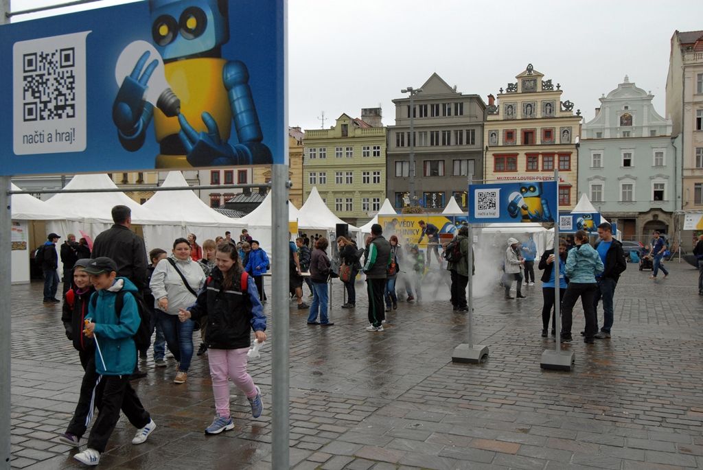 Do druhé části dnes (12.9.2014) vstoupily Dny vědy a techniky, které podeváté v prvním podzimním měsíci připravuje Západočeské univerzita v Plzni za podpory města Plzně. Na náměstí Republiky a v jeho okolí se objevily desítky stanovišť, kde si mohou zájemci vyzkoušet pro ně připravené experimenty a pokusy.