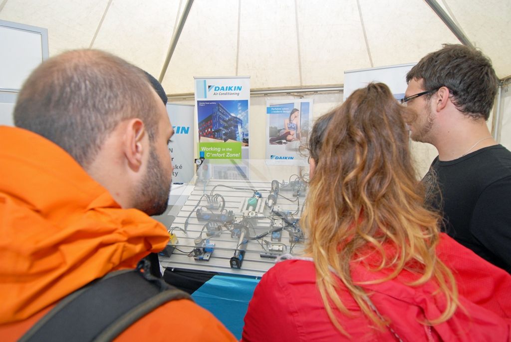 Do druhé části dnes (12.9.2014) vstoupily Dny vědy a techniky, které podeváté v prvním podzimním měsíci připravuje Západočeské univerzita v Plzni za podpory města Plzně. Na náměstí Republiky a v jeho okolí se objevily desítky stanovišť, kde si mohou zájemci vyzkoušet pro ně připravené experimenty a pokusy.