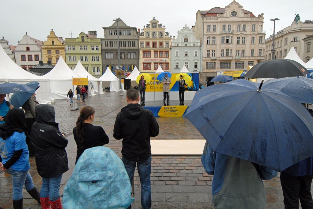 Do druhé části dnes (12.9.2014) vstoupily Dny vědy a techniky, které podeváté v prvním podzimním měsíci připravuje Západočeské univerzita v Plzni za podpory města Plzně. Na náměstí Republiky a v jeho okolí se objevily desítky stanovišť, kde si mohou zájemci vyzkoušet pro ně připravené experimenty a pokusy.