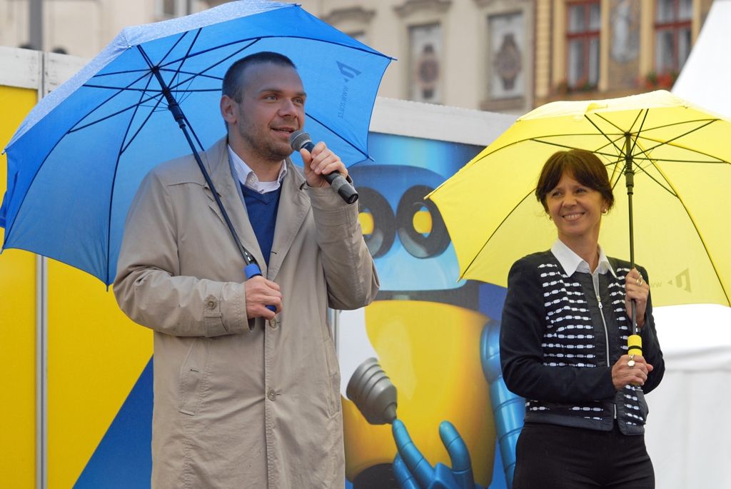 Do druhé části dnes (12.9.2014) vstoupily Dny vědy a techniky, které podeváté v prvním podzimním měsíci připravuje Západočeské univerzita v Plzni za podpory města Plzně. Na náměstí Republiky a v jeho okolí se objevily desítky stanovišť, kde si mohou zájemci vyzkoušet pro ně připravené experimenty a pokusy.