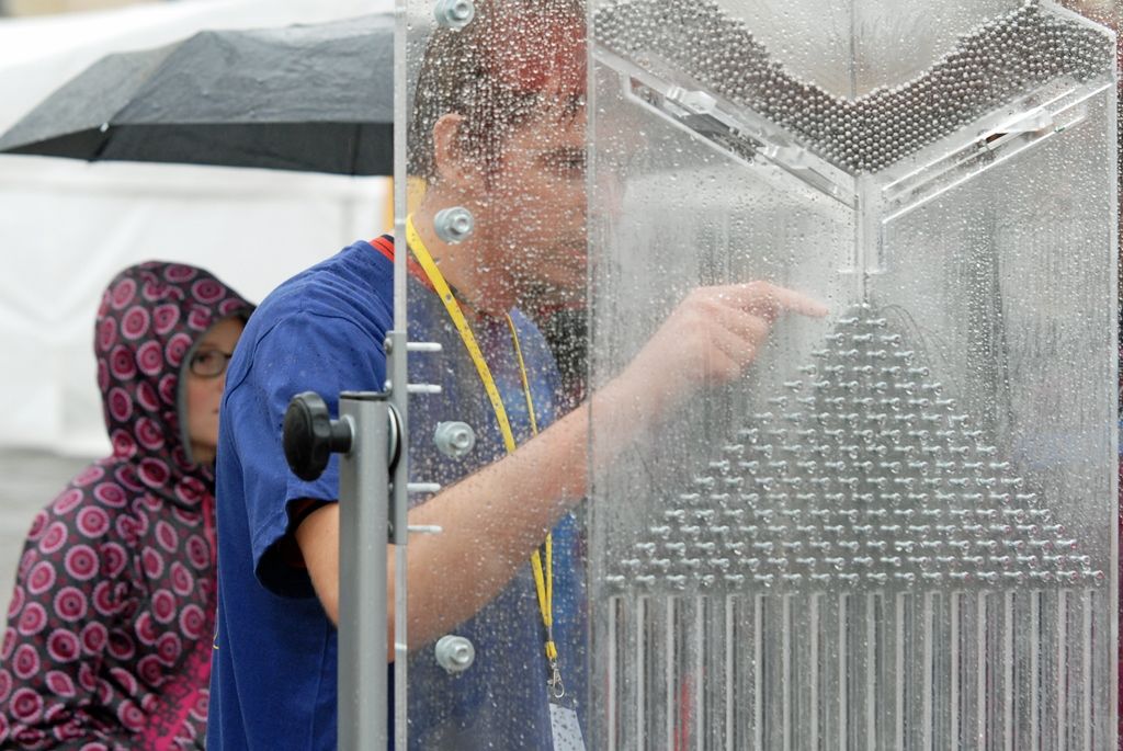 Do druhé části dnes (12.9.2014) vstoupily Dny vědy a techniky, které podeváté v prvním podzimním měsíci připravuje Západočeské univerzita v Plzni za podpory města Plzně. Na náměstí Republiky a v jeho okolí se objevily desítky stanovišť, kde si mohou zájemci vyzkoušet pro ně připravené experimenty a pokusy.