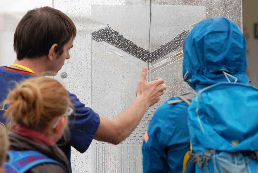 Do druhé části dnes (12.9.2014) vstoupily Dny vědy a techniky, které podeváté v prvním podzimním měsíci připravuje Západočeské univerzita v Plzni za podpory města Plzně. Na náměstí Republiky a v jeho okolí se objevily desítky stanovišť, kde si mohou zájemci vyzkoušet pro ně připravené experimenty a pokusy.