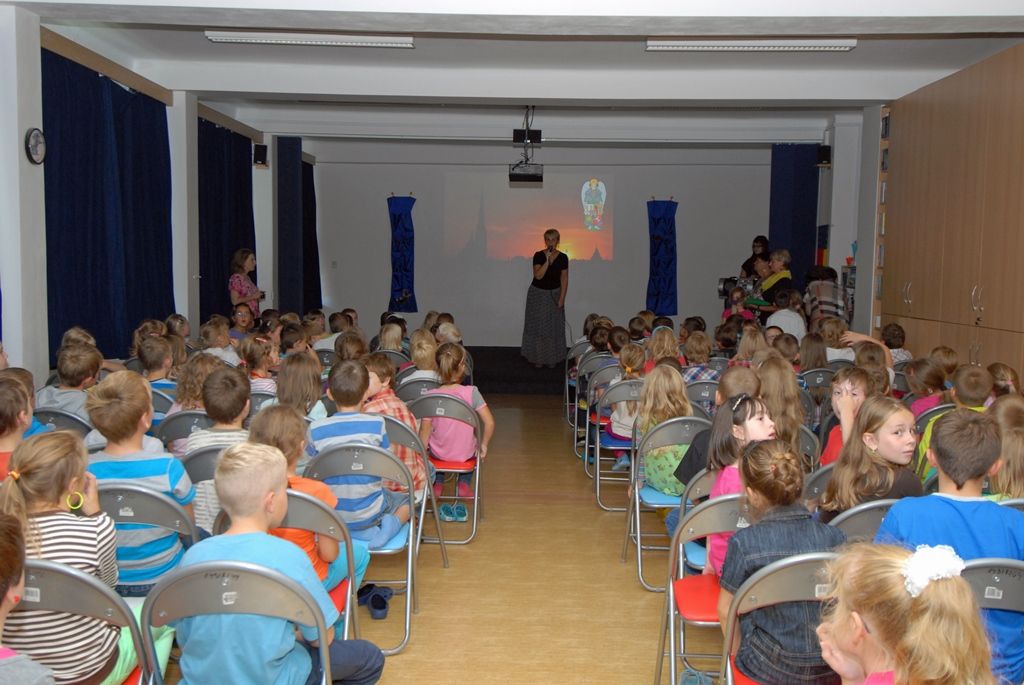 Toulky Plzní v kostce, to je nová celoroční hra připravená vychovatelkami školní družiny na 28. základní škole v Doubravce. Aby mohlo dojít k odemčení první komnaty z oblasti plzeňské historie, převzala ředitelka školy Pavla Jedličková od ekonomického náměstka primátora Martina Zrzaveckého symbolicky klíč od města. (foto: 17.9.2014)