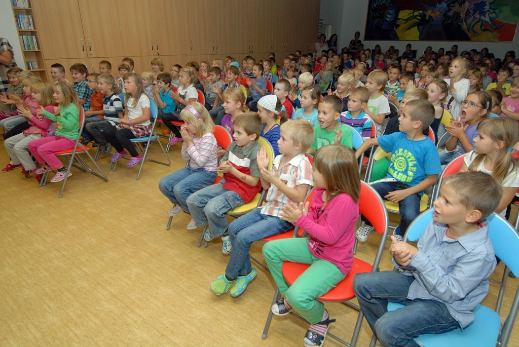Toulky Plzní v kostce, to je nová celoroční hra připravená vychovatelkami školní družiny na 28. základní škole v Doubravce. Aby mohlo dojít k odemčení první komnaty z oblasti plzeňské historie, převzala ředitelka školy Pavla Jedličková od ekonomického náměstka primátora Martina Zrzaveckého symbolicky klíč od města. (foto: 17.9.2014)