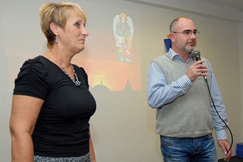 Toulky Plzní v kostce, to je nová celoroční hra připravená vychovatelkami školní družiny na 28. základní škole v Doubravce. Aby mohlo dojít k odemčení první komnaty z oblasti plzeňské historie, převzala ředitelka školy Pavla Jedličková od ekonomického náměstka primátora Martina Zrzaveckého symbolicky klíč od města. (foto: 17.9.2014)