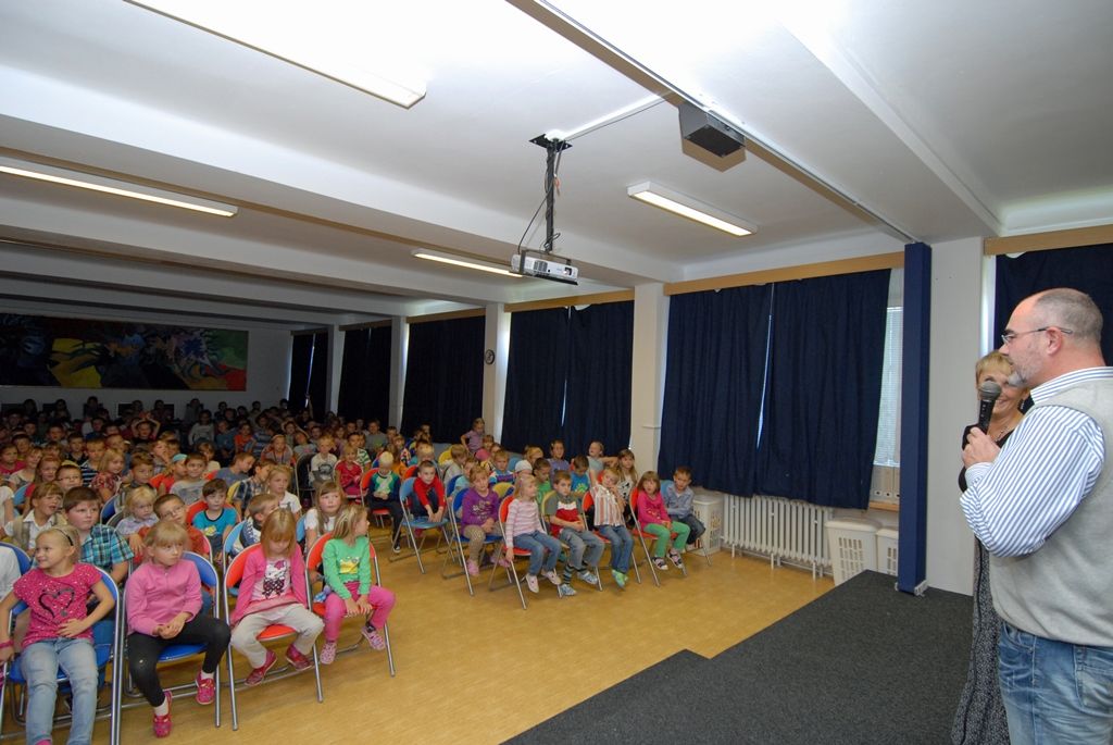 Toulky Plzní v kostce, to je nová celoroční hra připravená vychovatelkami školní družiny na 28. základní škole v Doubravce. Aby mohlo dojít k odemčení první komnaty z oblasti plzeňské historie, převzala ředitelka školy Pavla Jedličková od ekonomického náměstka primátora Martina Zrzaveckého symbolicky klíč od města. (foto: 17.9.2014)