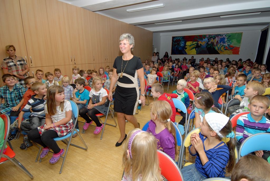 Toulky Plzní v kostce, to je nová celoroční hra připravená vychovatelkami školní družiny na 28. základní škole v Doubravce. Aby mohlo dojít k odemčení první komnaty z oblasti plzeňské historie, převzala ředitelka školy Pavla Jedličková od ekonomického náměstka primátora Martina Zrzaveckého symbolicky klíč od města. (foto: 17.9.2014)