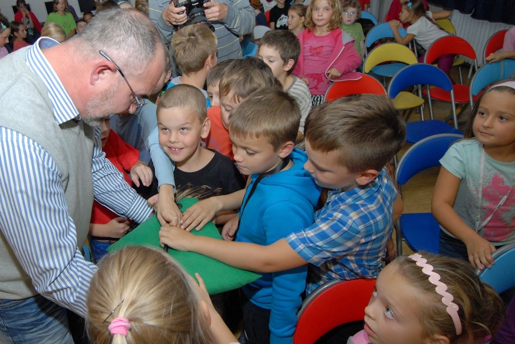 Toulky Plzní v kostce, to je nová celoroční hra připravená vychovatelkami školní družiny na 28. základní škole v Doubravce. Aby mohlo dojít k odemčení první komnaty z oblasti plzeňské historie, převzala ředitelka školy Pavla Jedličková od ekonomického náměstka primátora Martina Zrzaveckého symbolicky klíč od města. (foto: 17.9.2014)