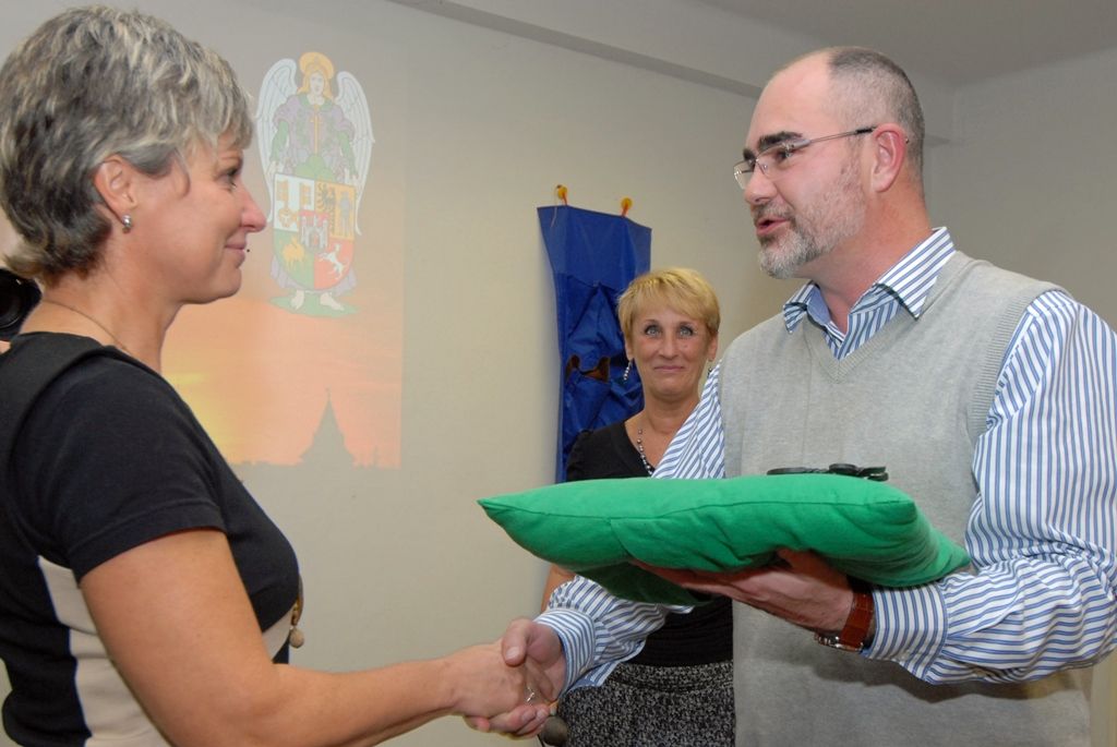 Toulky Plzní v kostce, to je nová celoroční hra připravená vychovatelkami školní družiny na 28. základní škole v Doubravce. Aby mohlo dojít k odemčení první komnaty z oblasti plzeňské historie, převzala ředitelka školy Pavla Jedličková od ekonomického náměstka primátora Martina Zrzaveckého symbolicky klíč od města. (foto: 17.9.2014)