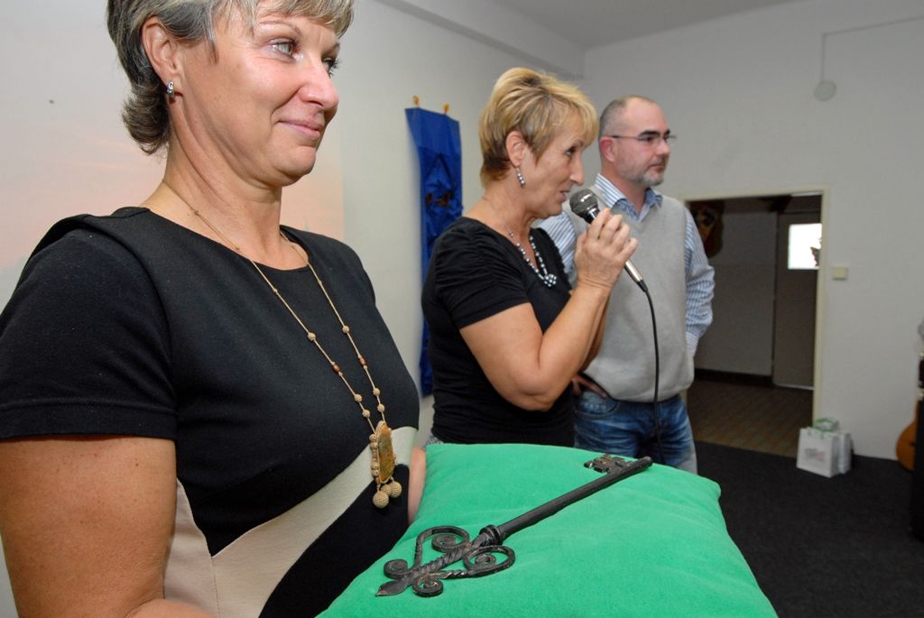 Toulky Plzní v kostce, to je nová celoroční hra připravená vychovatelkami školní družiny na 28. základní škole v Doubravce. Aby mohlo dojít k odemčení první komnaty z oblasti plzeňské historie, převzala ředitelka školy Pavla Jedličková od ekonomického náměstka primátora Martina Zrzaveckého symbolicky klíč od města. (foto: 17.9.2014)