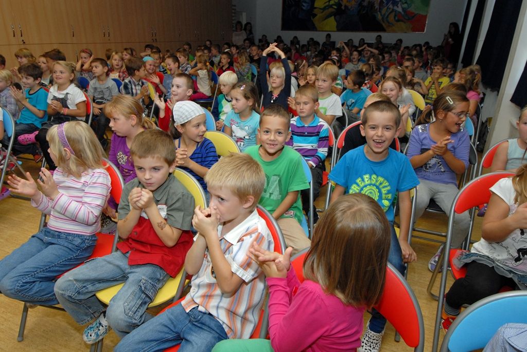Toulky Plzní v kostce, to je nová celoroční hra připravená vychovatelkami školní družiny na 28. základní škole v Doubravce. Aby mohlo dojít k odemčení první komnaty z oblasti plzeňské historie, převzala ředitelka školy Pavla Jedličková od ekonomického náměstka primátora Martina Zrzaveckého symbolicky klíč od města. (foto: 17.9.2014)