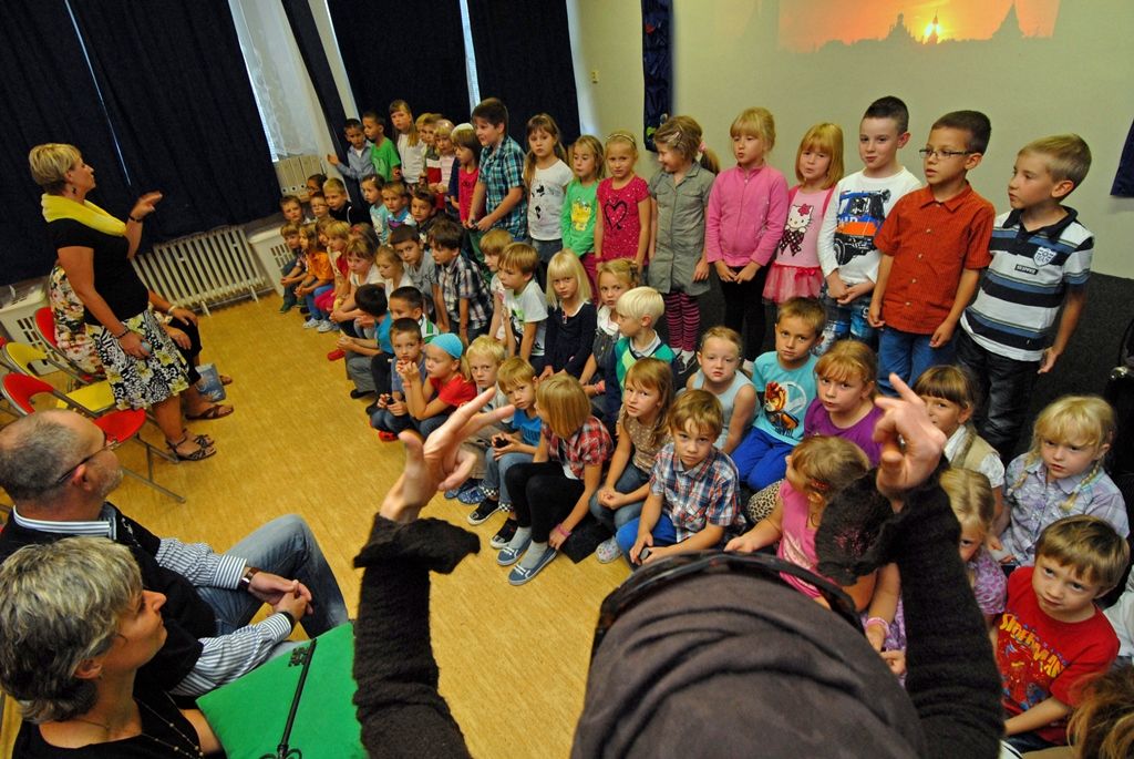 Toulky Plzní v kostce, to je nová celoroční hra připravená vychovatelkami školní družiny na 28. základní škole v Doubravce. Aby mohlo dojít k odemčení první komnaty z oblasti plzeňské historie, převzala ředitelka školy Pavla Jedličková od ekonomického náměstka primátora Martina Zrzaveckého symbolicky klíč od města. (foto: 17.9.2014)