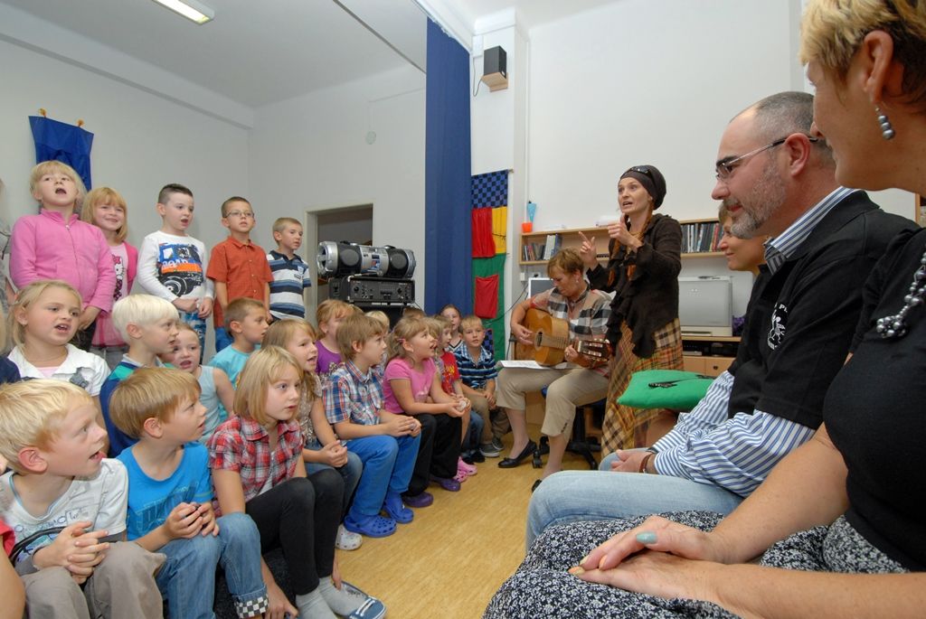 Toulky Plzní v kostce, to je nová celoroční hra připravená vychovatelkami školní družiny na 28. základní škole v Doubravce. Aby mohlo dojít k odemčení první komnaty z oblasti plzeňské historie, převzala ředitelka školy Pavla Jedličková od ekonomického náměstka primátora Martina Zrzaveckého symbolicky klíč od města. (foto: 17.9.2014)