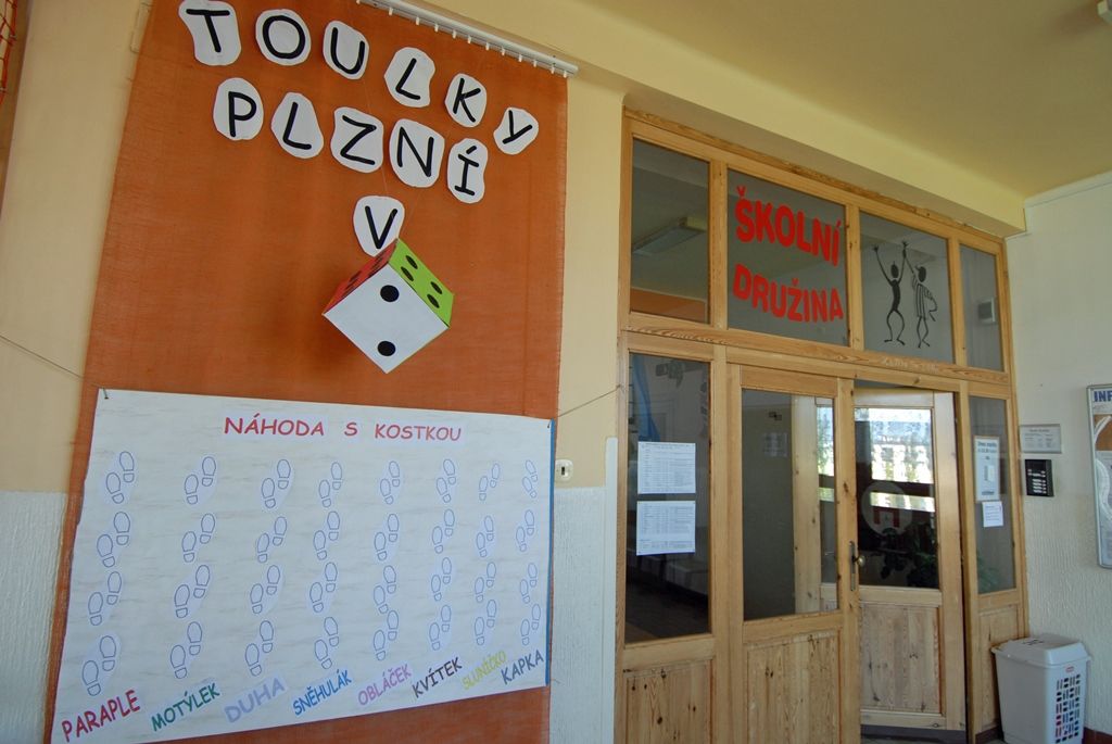 Toulky Plzní v kostce, to je nová celoroční hra připravená vychovatelkami školní družiny na 28. základní škole v Doubravce. Aby mohlo dojít k odemčení první komnaty z oblasti plzeňské historie, převzala ředitelka školy Pavla Jedličková od ekonomického náměstka primátora Martina Zrzaveckého symbolicky klíč od města. (foto: 17.9.2014)
