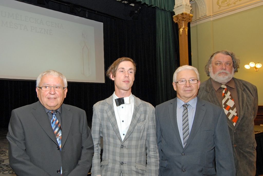 V letošním roce udělilo město Plzeň umělecké ceny podruhé. Ocenění, kterým poukazuje na výjimečné osobnosti v oblasti kultury a umění, převzali Bohdan Bláhovec, Jan Sedláček a Jan Soukup. Společný projekt Fakulty designu a umění Ladislava Sutnara ZČU v Plzni a společnosti Plzeň 2015 s názvem Modeli da Torino se stal kulturní událostí roku. (foto: 17.9.2014)