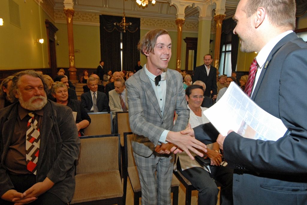 V letošním roce udělilo město Plzeň umělecké ceny podruhé. Ocenění, kterým poukazuje na výjimečné osobnosti v oblasti kultury a umění, převzali Bohdan Bláhovec, Jan Sedláček a Jan Soukup. Společný projekt Fakulty designu a umění Ladislava Sutnara ZČU v Plzni a společnosti Plzeň 2015 s názvem Modeli da Torino se stal kulturní událostí roku. (foto: 17.9.2014)