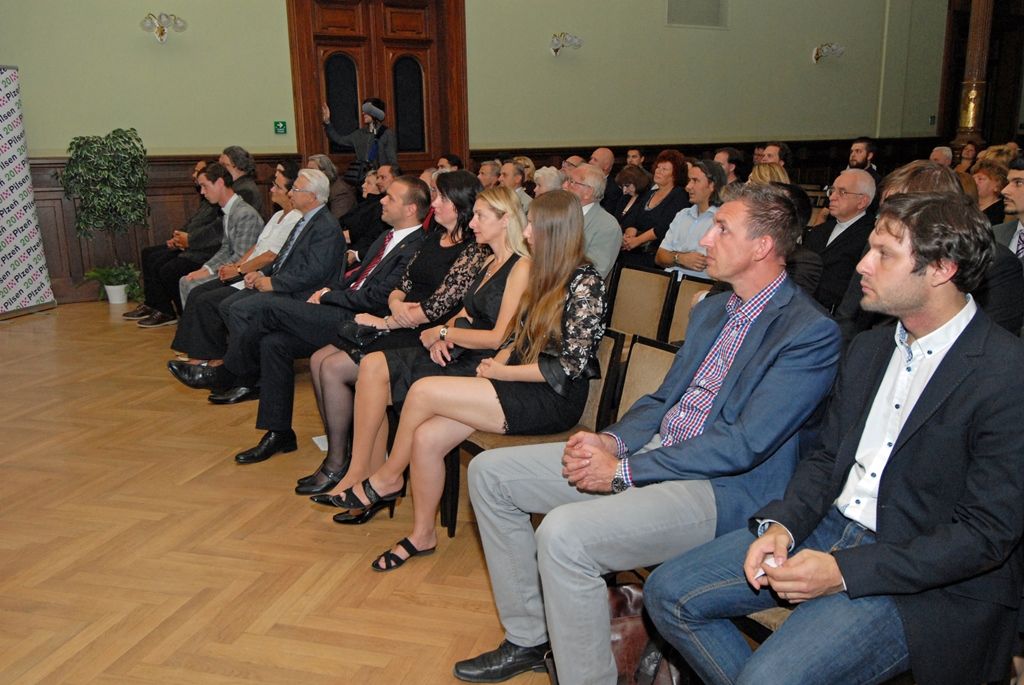 V letošním roce udělilo město Plzeň umělecké ceny podruhé. Ocenění, kterým poukazuje na výjimečné osobnosti v oblasti kultury a umění, převzali Bohdan Bláhovec, Jan Sedláček a Jan Soukup. Společný projekt Fakulty designu a umění Ladislava Sutnara ZČU v Plzni a společnosti Plzeň 2015 s názvem Modeli da Torino se stal kulturní událostí roku. (foto: 17.9.2014)