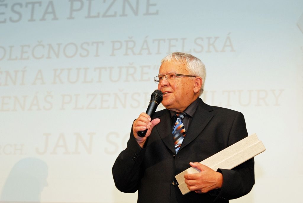 V letošním roce udělilo město Plzeň umělecké ceny podruhé. Ocenění, kterým poukazuje na výjimečné osobnosti v oblasti kultury a umění, převzali Bohdan Bláhovec, Jan Sedláček a Jan Soukup. Společný projekt Fakulty designu a umění Ladislava Sutnara ZČU v Plzni a společnosti Plzeň 2015 s názvem Modeli da Torino se stal kulturní událostí roku. (foto: 17.9.2014)