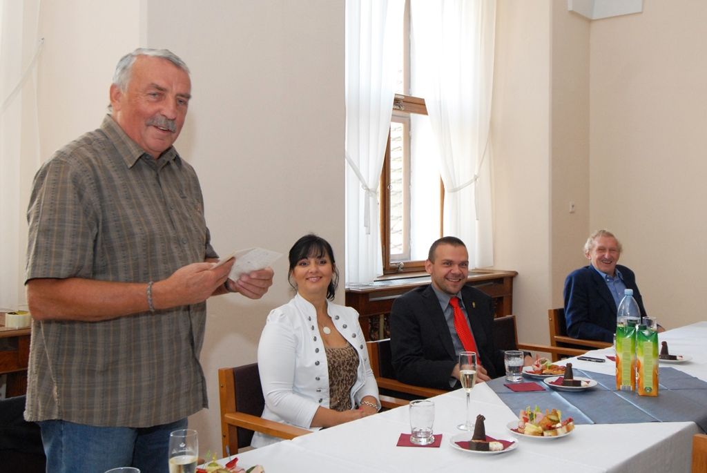 Pravidelného setkání s fotbalovými legendami FC Viktoria Plzeň se zúčastnil primátor Martin Baxa a radní pro sport Irena Rottová. Symbolických jedenáct hráčů přijalo pozvání a v prostorách plzeňské radnice zavzpomínali na své fotbalové úspěchy. (foto: 18.9.2014)