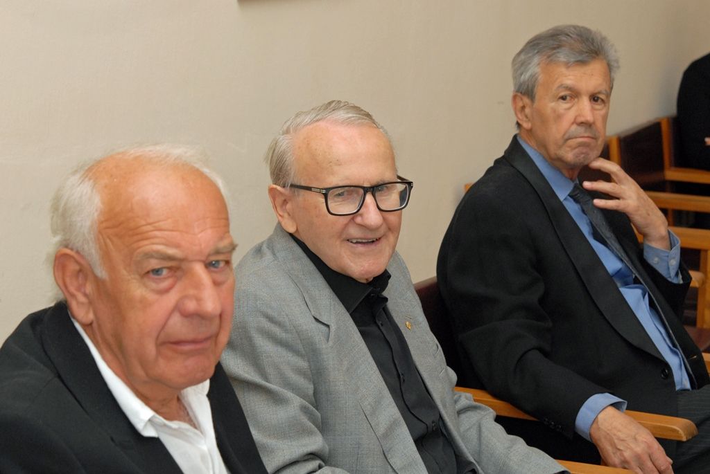 Pravidelného setkání s fotbalovými legendami FC Viktoria Plzeň se zúčastnil primátor Martin Baxa a radní pro sport Irena Rottová. Symbolických jedenáct hráčů přijalo pozvání a v prostorách plzeňské radnice zavzpomínali na své fotbalové úspěchy. (foto: 18.9.2014)
