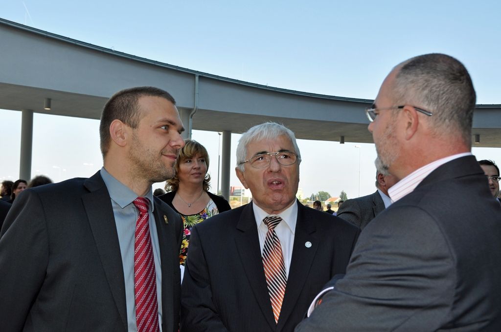 Západočeská univerzita slavnostně otevřela ve svém areálu na Borských polích výzkumné centrum NTIS – Nové technologie pro informační společnost a nové prostory pro výuku přírodovědných oborů, které budou sloužit výzkumníkům a studentům z Fakulty aplikovaných věd. (foto: Z. Kubalová, 19.9.2014)