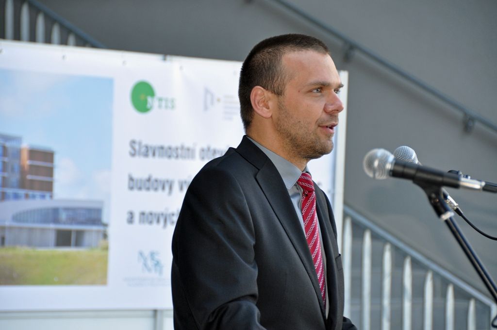 Západočeská univerzita slavnostně otevřela ve svém areálu na Borských polích výzkumné centrum NTIS – Nové technologie pro informační společnost a nové prostory pro výuku přírodovědných oborů, které budou sloužit výzkumníkům a studentům z Fakulty aplikovaných věd. (foto: Z. Kubalová, 19.9.2014)