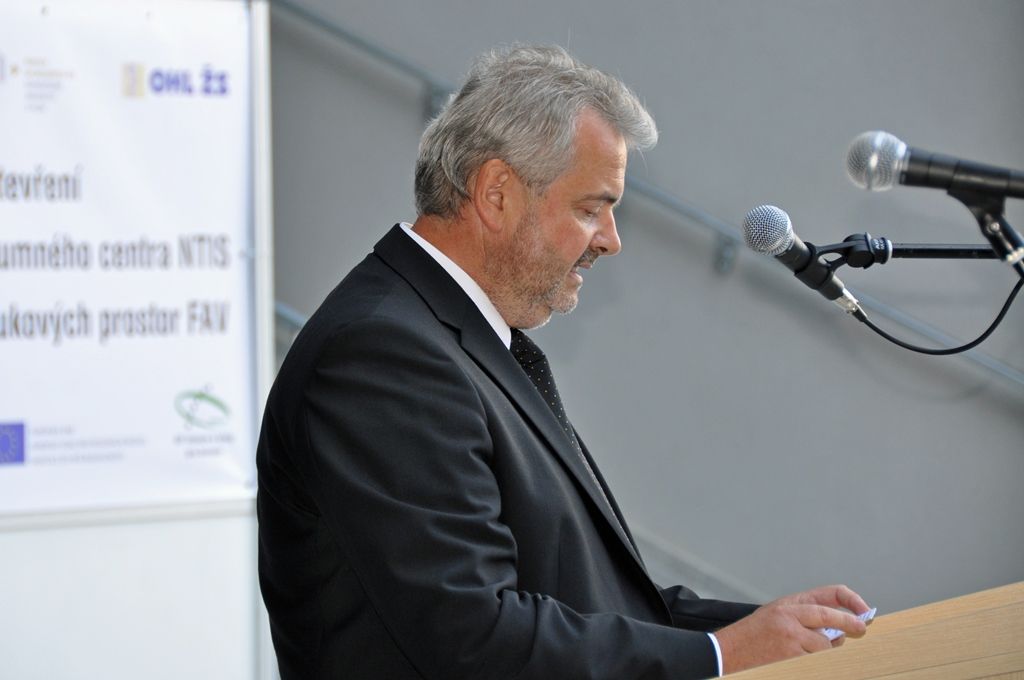 Západočeská univerzita slavnostně otevřela ve svém areálu na Borských polích výzkumné centrum NTIS – Nové technologie pro informační společnost a nové prostory pro výuku přírodovědných oborů, které budou sloužit výzkumníkům a studentům z Fakulty aplikovaných věd. (foto: Z. Kubalová, 19.9.2014)