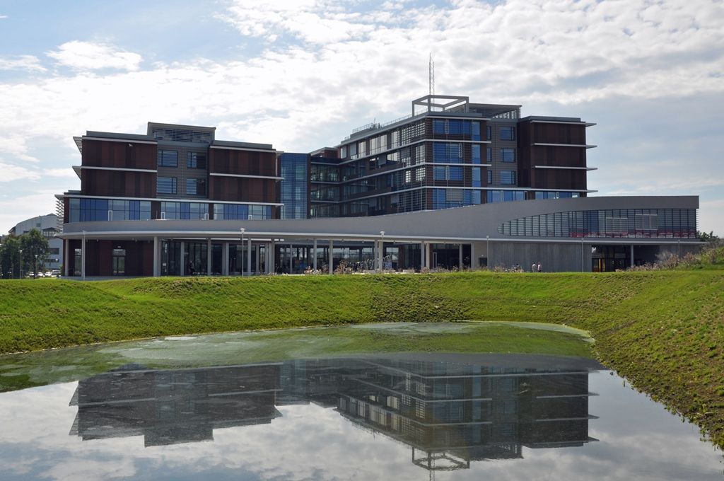 Západočeská univerzita slavnostně otevřela ve svém areálu na Borských polích výzkumné centrum NTIS – Nové technologie pro informační společnost a nové prostory pro výuku přírodovědných oborů, které budou sloužit výzkumníkům a studentům z Fakulty aplikovaných věd. (foto: Z. Kubalová, 19.9.2014)