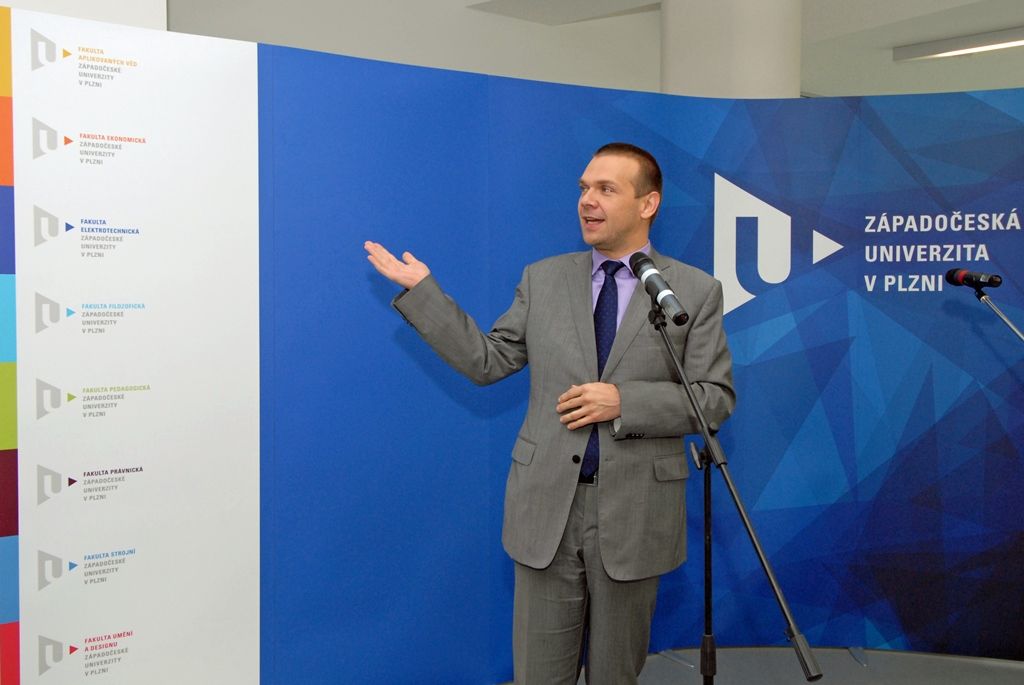 Západočeská univerzita ve svém areálu na Borských polích otevřela přístavbu univerzitní knihovny vybudovanou v rámci projektu RIPO – Rozšíření informační podpory. Studenti a zaměstnanci v budově s výrazným sloupovím naleznou individuální i skupinové studovny, rozšířený volný výběr knih, informační centrum, relaxační zónu i příjemné prostředí kavárny. Přístavba se rozkládá na ploše 2 800 m2. Knihovní fond díky větším prostorám čítá téměř 180 tisíc knih a k dispozici je 238 studijních míst. Vybavení obohatily nové technologie jako například systém umožňující bezobslužnou výpůjčku knih nebo bibliobox sloužící k vracení knih v době uzavření pracoviště. Součástí budovy je rovněž informační centrum, v němž najdou radu a pomoc zahraniční studenti nebo studenti se specifickými vzdělávacími potřebami. (foto: 22.9.2014)