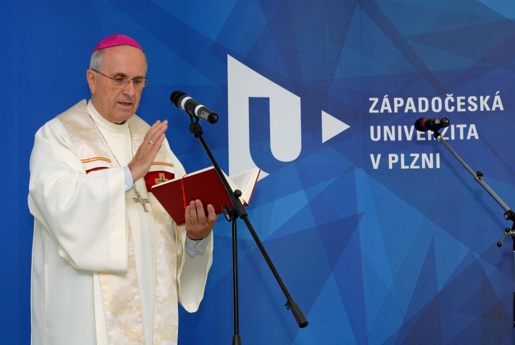 Západočeská univerzita ve svém areálu na Borských polích otevřela přístavbu univerzitní knihovny vybudovanou v rámci projektu RIPO – Rozšíření informační podpory. Studenti a zaměstnanci v budově s výrazným sloupovím naleznou individuální i skupinové studovny, rozšířený volný výběr knih, informační centrum, relaxační zónu i příjemné prostředí kavárny. Přístavba se rozkládá na ploše 2 800 m2. Knihovní fond díky větším prostorám čítá téměř 180 tisíc knih a k dispozici je 238 studijních míst. Vybavení obohatily nové technologie jako například systém umožňující bezobslužnou výpůjčku knih nebo bibliobox sloužící k vracení knih v době uzavření pracoviště. Součástí budovy je rovněž informační centrum, v němž najdou radu a pomoc zahraniční studenti nebo studenti se specifickými vzdělávacími potřebami. (foto: 22.9.2014)