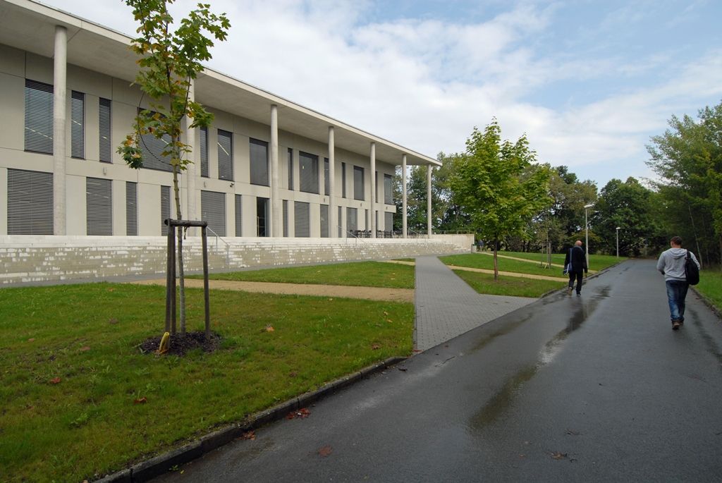 Západočeská univerzita ve svém areálu na Borských polích otevřela přístavbu univerzitní knihovny vybudovanou v rámci projektu RIPO – Rozšíření informační podpory. Studenti a zaměstnanci v budově s výrazným sloupovím naleznou individuální i skupinové studovny, rozšířený volný výběr knih, informační centrum, relaxační zónu i příjemné prostředí kavárny. Přístavba se rozkládá na ploše 2 800 m2. Knihovní fond díky větším prostorám čítá téměř 180 tisíc knih a k dispozici je 238 studijních míst. Vybavení obohatily nové technologie jako například systém umožňující bezobslužnou výpůjčku knih nebo bibliobox sloužící k vracení knih v době uzavření pracoviště. Součástí budovy je rovněž informační centrum, v němž najdou radu a pomoc zahraniční studenti nebo studenti se specifickými vzdělávacími potřebami. (foto: 22.9.2014)