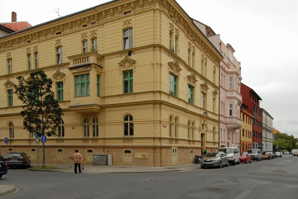 Zrekonstruovaný interiér v Bendově ulici 10, který je považován za jeden z nejkrásnějších bytů navržených v Plzni světoznámým architektem Adolfem Loosem, uvidí veřejnost poprvé 28. října při oslavách vzniku republiky. Návštěvníci tohoto prvorepublikového interiéru si prohlédnou salon, jídelnu a ložnici s vzácnými mramorovými obklady, protilehlými zrcadlovými stěnami a komfortně řešeným vestavěným nábytkem. Bývalý byt inženýra Viléma Krause, stejně jako již dříve opravený interiér na Klatovské třídě 12, nabídne město prostřednictvím své organizace Plzeň – TURISMUS k prohlídkám a komorním kulturním a společenským akcím. (foto: 15.8.2014)