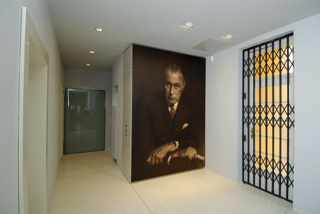 Zrekonstruovaný interiér v Bendově ulici 10, který je považován za jeden z nejkrásnějších bytů navržených v Plzni světoznámým architektem Adolfem Loosem, uvidí veřejnost poprvé 28. října při oslavách vzniku republiky. Návštěvníci tohoto prvorepublikového interiéru si prohlédnou salon, jídelnu a ložnici s vzácnými mramorovými obklady, protilehlými zrcadlovými stěnami a komfortně řešeným vestavěným nábytkem. Bývalý byt inženýra Viléma Krause, stejně jako již dříve opravený interiér na Klatovské třídě 12, nabídne město prostřednictvím své organizace Plzeň – TURISMUS k prohlídkám a komorním kulturním a společenským akcím. (foto: 15.8.2014)