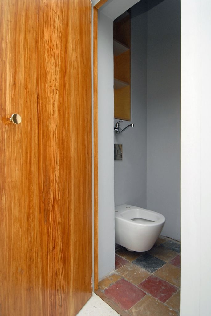 Zrekonstruovaný interiér v Bendově ulici 10, který je považován za jeden z nejkrásnějších bytů navržených v Plzni světoznámým architektem Adolfem Loosem, uvidí veřejnost poprvé 28. října při oslavách vzniku republiky. Návštěvníci tohoto prvorepublikového interiéru si prohlédnou salon, jídelnu a ložnici s vzácnými mramorovými obklady, protilehlými zrcadlovými stěnami a komfortně řešeným vestavěným nábytkem. Bývalý byt inženýra Viléma Krause, stejně jako již dříve opravený interiér na Klatovské třídě 12, nabídne město prostřednictvím své organizace Plzeň – TURISMUS k prohlídkám a komorním kulturním a společenským akcím. (foto: 15.8.2014)