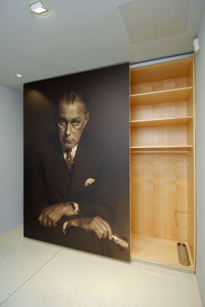 Zrekonstruovaný interiér v Bendově ulici 10, který je považován za jeden z nejkrásnějších bytů navržených v Plzni světoznámým architektem Adolfem Loosem, uvidí veřejnost poprvé 28. října při oslavách vzniku republiky. Návštěvníci tohoto prvorepublikového interiéru si prohlédnou salon, jídelnu a ložnici s vzácnými mramorovými obklady, protilehlými zrcadlovými stěnami a komfortně řešeným vestavěným nábytkem. Bývalý byt inženýra Viléma Krause, stejně jako již dříve opravený interiér na Klatovské třídě 12, nabídne město prostřednictvím své organizace Plzeň – TURISMUS k prohlídkám a komorním kulturním a společenským akcím. (foto: 15.8.2014)