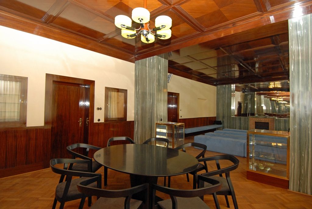 Další opravený Loosův interiér bude sloužit ke kulturním účelům (Bendova 10)