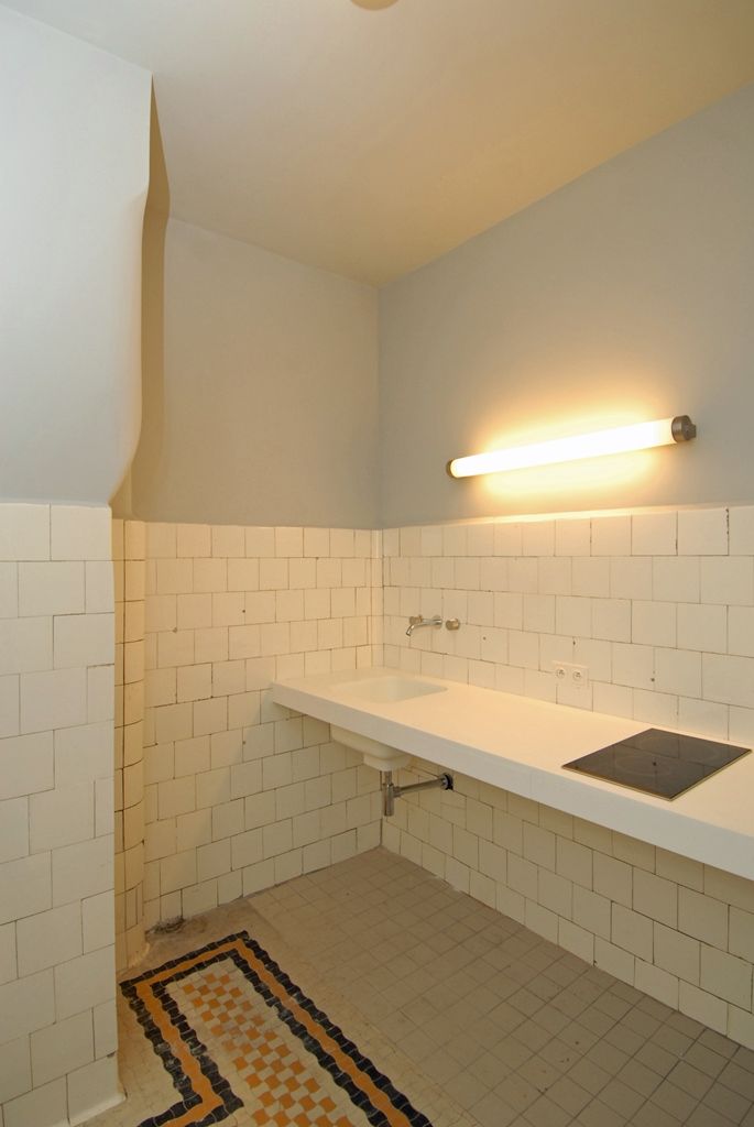 Zrekonstruovaný interiér v Bendově ulici 10, který je považován za jeden z nejkrásnějších bytů navržených v Plzni světoznámým architektem Adolfem Loosem, uvidí veřejnost poprvé 28. října při oslavách vzniku republiky. Návštěvníci tohoto prvorepublikového interiéru si prohlédnou salon, jídelnu a ložnici s vzácnými mramorovými obklady, protilehlými zrcadlovými stěnami a komfortně řešeným vestavěným nábytkem. Bývalý byt inženýra Viléma Krause, stejně jako již dříve opravený interiér na Klatovské třídě 12, nabídne město prostřednictvím své organizace Plzeň – TURISMUS k prohlídkám a komorním kulturním a společenským akcím. (foto: 15.8.2014)