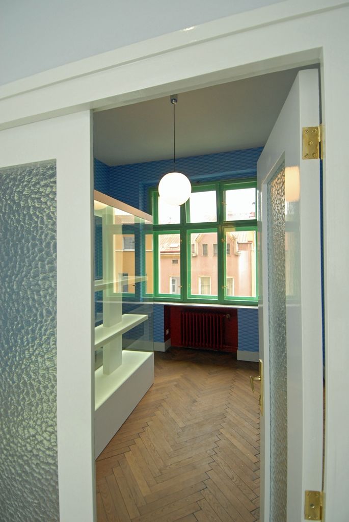 Zrekonstruovaný interiér v Bendově ulici 10, který je považován za jeden z nejkrásnějších bytů navržených v Plzni světoznámým architektem Adolfem Loosem, uvidí veřejnost poprvé 28. října při oslavách vzniku republiky. Návštěvníci tohoto prvorepublikového interiéru si prohlédnou salon, jídelnu a ložnici s vzácnými mramorovými obklady, protilehlými zrcadlovými stěnami a komfortně řešeným vestavěným nábytkem. Bývalý byt inženýra Viléma Krause, stejně jako již dříve opravený interiér na Klatovské třídě 12, nabídne město prostřednictvím své organizace Plzeň – TURISMUS k prohlídkám a komorním kulturním a společenským akcím. (foto: 15.8.2014)