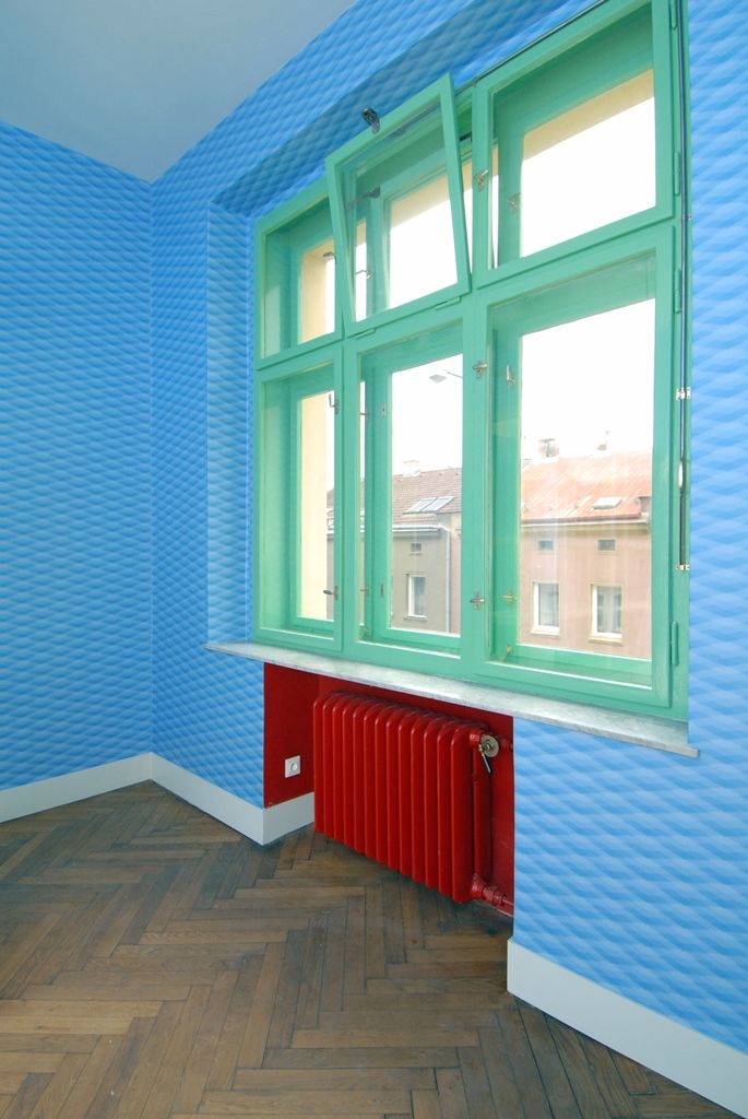 Zrekonstruovaný interiér v Bendově ulici 10, který je považován za jeden z nejkrásnějších bytů navržených v Plzni světoznámým architektem Adolfem Loosem, uvidí veřejnost poprvé 28. října při oslavách vzniku republiky. Návštěvníci tohoto prvorepublikového interiéru si prohlédnou salon, jídelnu a ložnici s vzácnými mramorovými obklady, protilehlými zrcadlovými stěnami a komfortně řešeným vestavěným nábytkem. Bývalý byt inženýra Viléma Krause, stejně jako již dříve opravený interiér na Klatovské třídě 12, nabídne město prostřednictvím své organizace Plzeň – TURISMUS k prohlídkám a komorním kulturním a společenským akcím. (foto: 15.8.2014)