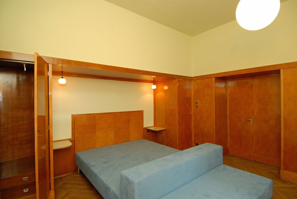 Zrekonstruovaný interiér v Bendově ulici 10, který je považován za jeden z nejkrásnějších bytů navržených v Plzni světoznámým architektem Adolfem Loosem, uvidí veřejnost poprvé 28. října při oslavách vzniku republiky. Návštěvníci tohoto prvorepublikového interiéru si prohlédnou salon, jídelnu a ložnici s vzácnými mramorovými obklady, protilehlými zrcadlovými stěnami a komfortně řešeným vestavěným nábytkem. Bývalý byt inženýra Viléma Krause, stejně jako již dříve opravený interiér na Klatovské třídě 12, nabídne město prostřednictvím své organizace Plzeň – TURISMUS k prohlídkám a komorním kulturním a společenským akcím. (foto: 15.8.2014)