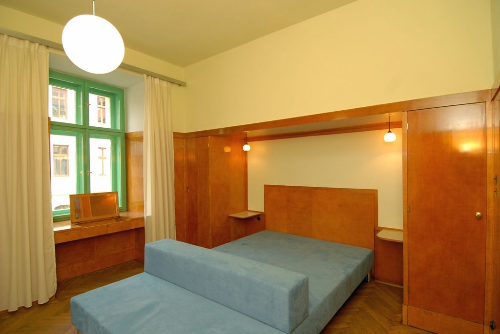 Zrekonstruovaný interiér v Bendově ulici 10, který je považován za jeden z nejkrásnějších bytů navržených v Plzni světoznámým architektem Adolfem Loosem, uvidí veřejnost poprvé 28. října při oslavách vzniku republiky. Návštěvníci tohoto prvorepublikového interiéru si prohlédnou salon, jídelnu a ložnici s vzácnými mramorovými obklady, protilehlými zrcadlovými stěnami a komfortně řešeným vestavěným nábytkem. Bývalý byt inženýra Viléma Krause, stejně jako již dříve opravený interiér na Klatovské třídě 12, nabídne město prostřednictvím své organizace Plzeň – TURISMUS k prohlídkám a komorním kulturním a společenským akcím. (foto: 15.8.2014)