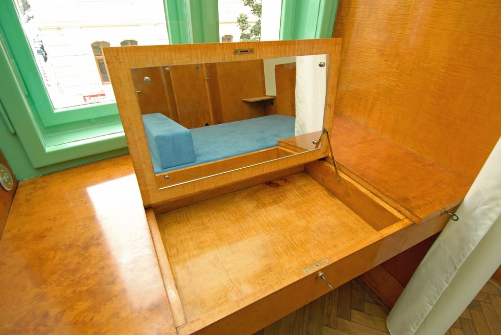 Zrekonstruovaný interiér v Bendově ulici 10, který je považován za jeden z nejkrásnějších bytů navržených v Plzni světoznámým architektem Adolfem Loosem, uvidí veřejnost poprvé 28. října při oslavách vzniku republiky. Návštěvníci tohoto prvorepublikového interiéru si prohlédnou salon, jídelnu a ložnici s vzácnými mramorovými obklady, protilehlými zrcadlovými stěnami a komfortně řešeným vestavěným nábytkem. Bývalý byt inženýra Viléma Krause, stejně jako již dříve opravený interiér na Klatovské třídě 12, nabídne město prostřednictvím své organizace Plzeň – TURISMUS k prohlídkám a komorním kulturním a společenským akcím. (foto: 15.8.2014)