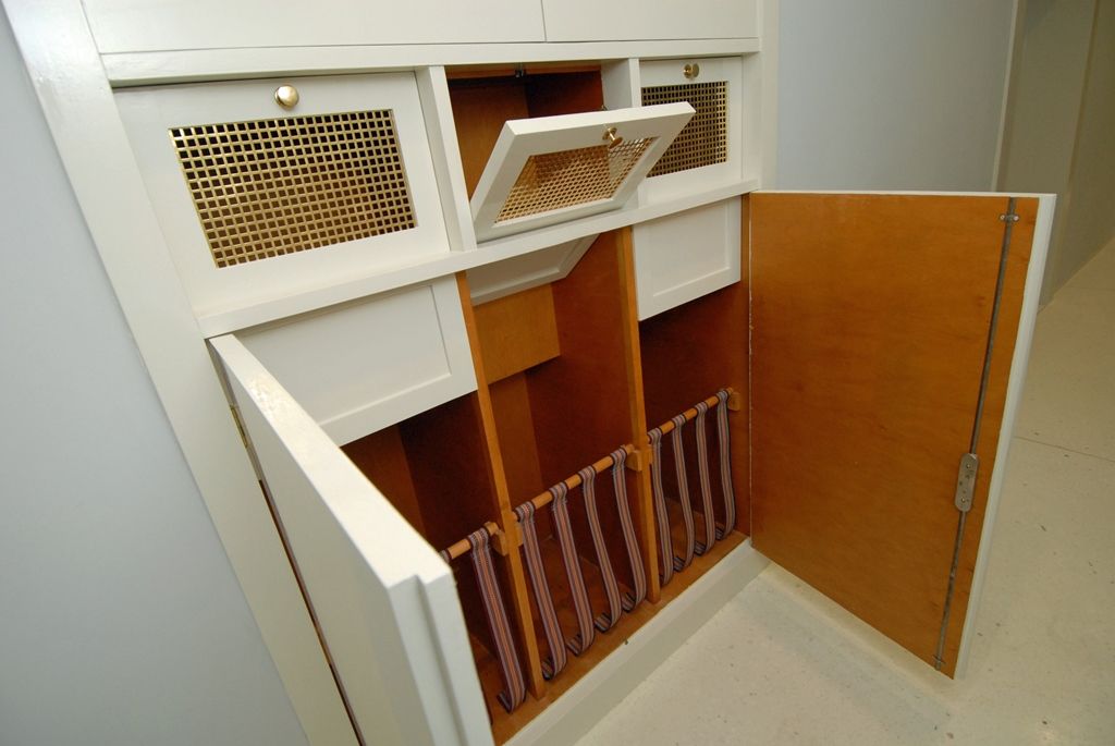 Zrekonstruovaný interiér v Bendově ulici 10, který je považován za jeden z nejkrásnějších bytů navržených v Plzni světoznámým architektem Adolfem Loosem, uvidí veřejnost poprvé 28. října při oslavách vzniku republiky. Návštěvníci tohoto prvorepublikového interiéru si prohlédnou salon, jídelnu a ložnici s vzácnými mramorovými obklady, protilehlými zrcadlovými stěnami a komfortně řešeným vestavěným nábytkem. Bývalý byt inženýra Viléma Krause, stejně jako již dříve opravený interiér na Klatovské třídě 12, nabídne město prostřednictvím své organizace Plzeň – TURISMUS k prohlídkám a komorním kulturním a společenským akcím. (foto: 15.8.2014)