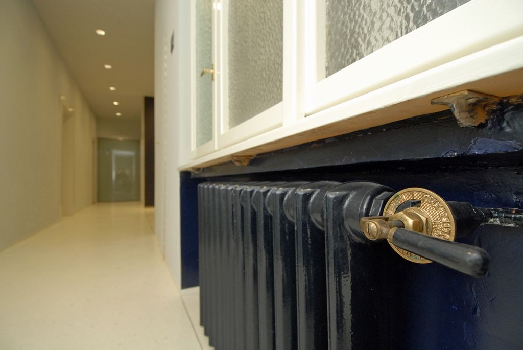 Zrekonstruovaný interiér v Bendově ulici 10, který je považován za jeden z nejkrásnějších bytů navržených v Plzni světoznámým architektem Adolfem Loosem, uvidí veřejnost poprvé 28. října při oslavách vzniku republiky. Návštěvníci tohoto prvorepublikového interiéru si prohlédnou salon, jídelnu a ložnici s vzácnými mramorovými obklady, protilehlými zrcadlovými stěnami a komfortně řešeným vestavěným nábytkem. Bývalý byt inženýra Viléma Krause, stejně jako již dříve opravený interiér na Klatovské třídě 12, nabídne město prostřednictvím své organizace Plzeň – TURISMUS k prohlídkám a komorním kulturním a společenským akcím. (foto: 15.8.2014)