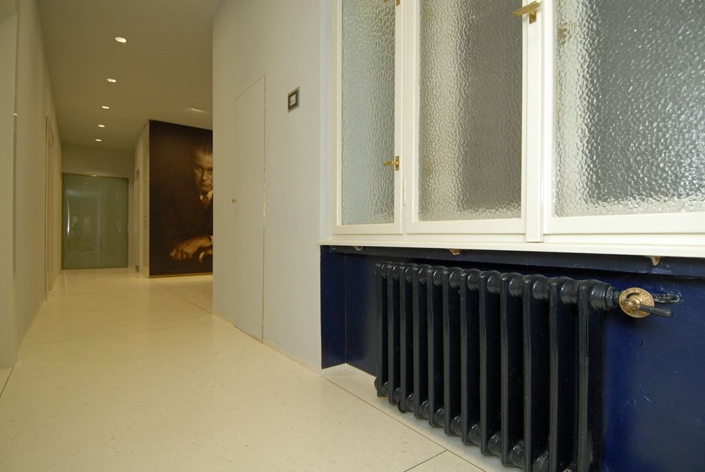 Zrekonstruovaný interiér v Bendově ulici 10, který je považován za jeden z nejkrásnějších bytů navržených v Plzni světoznámým architektem Adolfem Loosem, uvidí veřejnost poprvé 28. října při oslavách vzniku republiky. Návštěvníci tohoto prvorepublikového interiéru si prohlédnou salon, jídelnu a ložnici s vzácnými mramorovými obklady, protilehlými zrcadlovými stěnami a komfortně řešeným vestavěným nábytkem. Bývalý byt inženýra Viléma Krause, stejně jako již dříve opravený interiér na Klatovské třídě 12, nabídne město prostřednictvím své organizace Plzeň – TURISMUS k prohlídkám a komorním kulturním a společenským akcím. (foto: 15.8.2014)