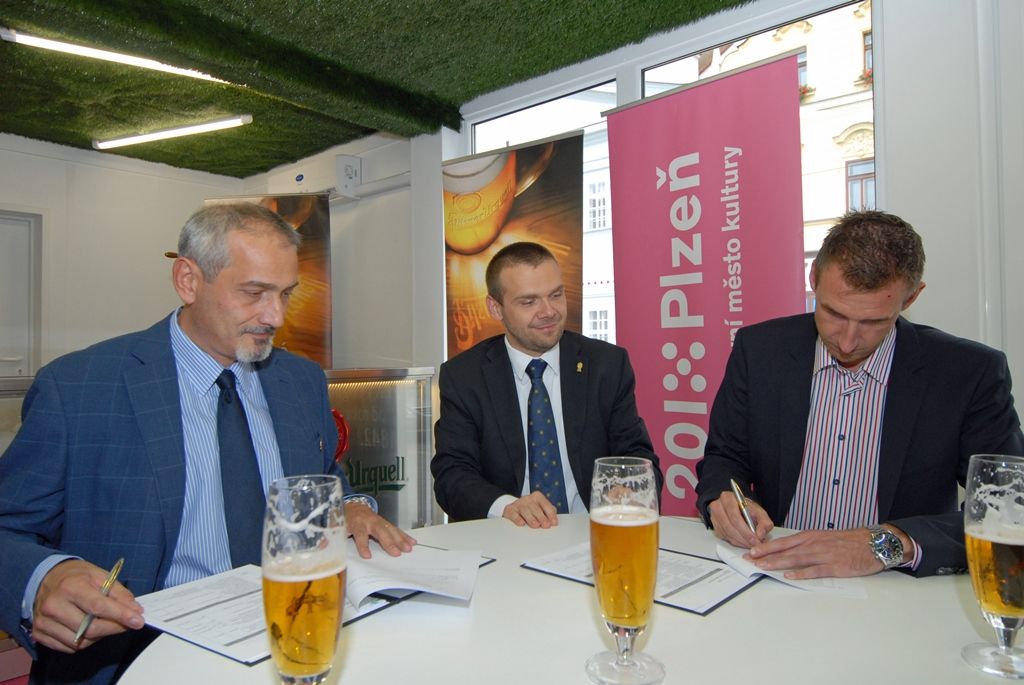 Plzeňský Prazdroj stvrdil spolupráci se společností Plzeň 2015 podpisem dohody