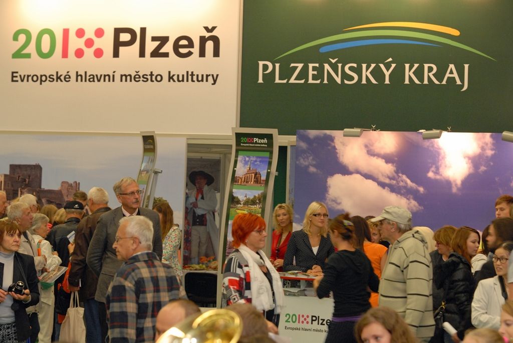 Plzeň se prezentuje prostřednictvím své příspěvkové organizace Plzeň – TURISMUS na třetím největším veletrhu cestovního ruchu v České republice. Desátý ročník veletrhu ITEP byl zahájen včera v Městské hale TJ Lokomotiva a potrvá do soboty. Přihlásilo se na něj 115 vystavovatelů z tuzemska i zahraničí. Nejvzdálenějším účastníkem je čínská provincie Če-ťiang, partnerský region Plzeňského kraje, který je organizátorem celé. Nabídka města Plzně se zaměřuje nejen na propagaci projektu Plzeň – Evropské hlavní město kultury 2015, ale i na turistické cíle, plzeňské gastronomické zážitky, možnosti ubytování či dopravy po městě. (foto: 25.9.2014)