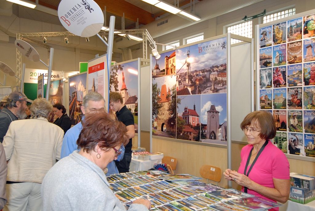 Plzeň se prezentuje prostřednictvím své příspěvkové organizace Plzeň – TURISMUS na třetím největším veletrhu cestovního ruchu v České republice. Desátý ročník veletrhu ITEP byl zahájen včera v Městské hale TJ Lokomotiva a potrvá do soboty. Přihlásilo se na něj 115 vystavovatelů z tuzemska i zahraničí. Nejvzdálenějším účastníkem je čínská provincie Če-ťiang, partnerský region Plzeňského kraje, který je organizátorem celé. Nabídka města Plzně se zaměřuje nejen na propagaci projektu Plzeň – Evropské hlavní město kultury 2015, ale i na turistické cíle, plzeňské gastronomické zážitky, možnosti ubytování či dopravy po městě. (foto: 25.9.2014)